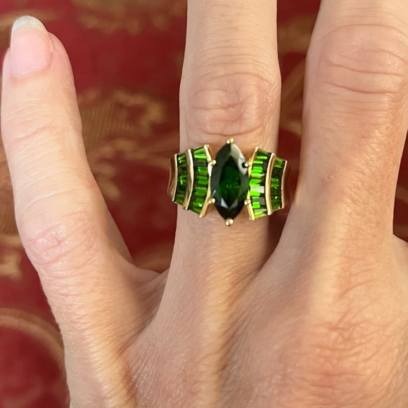 JTV Green and Gold Ring with Elegant Design